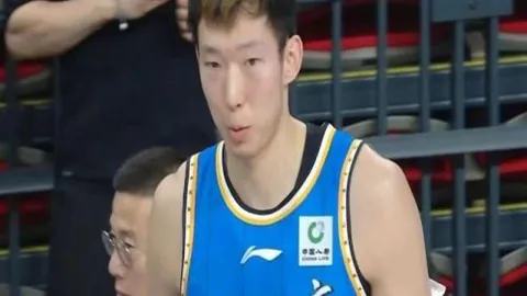 “拜仁客场险胜不莱梅，萨内建功格纳布里助力”